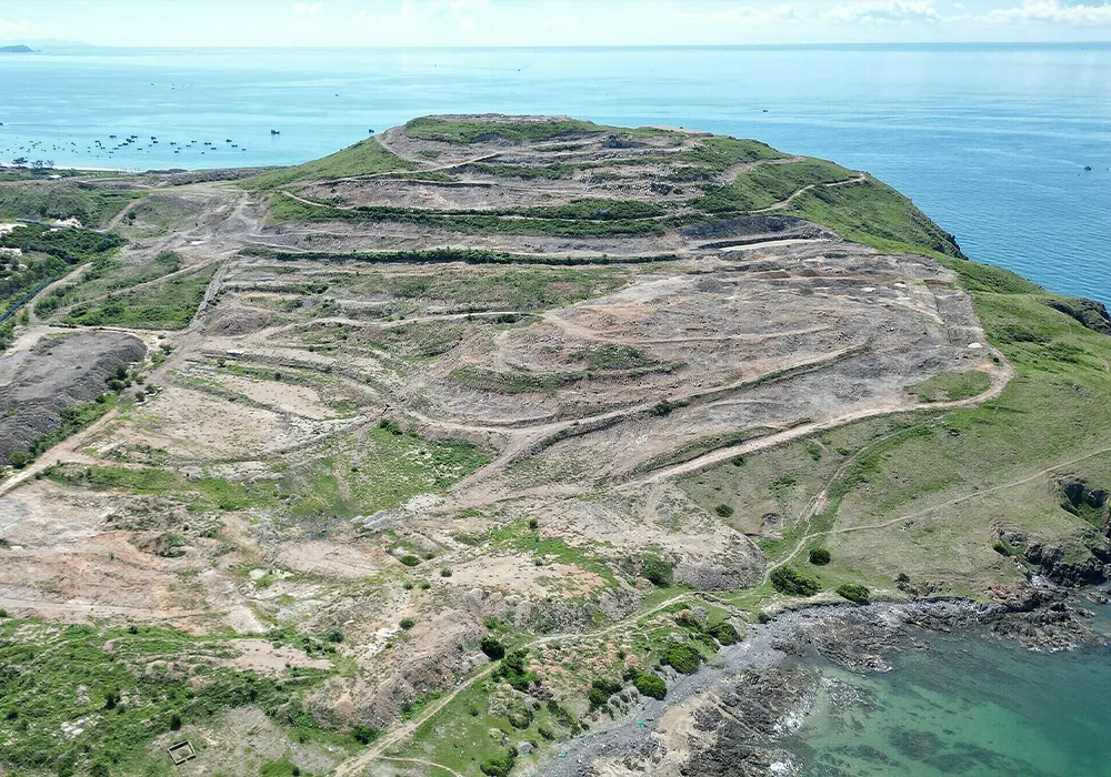 Dự án Khu biệt thự cao cấp và du lịch nghỉ dưỡng Đồi Hòn Rơm, một trong 33 dự án bất động sản bị Sở Xây dựng Bình Thuận "tuýt còi" đang dừng thi công, tháng 6/2024. Ảnh: Việt Quốc